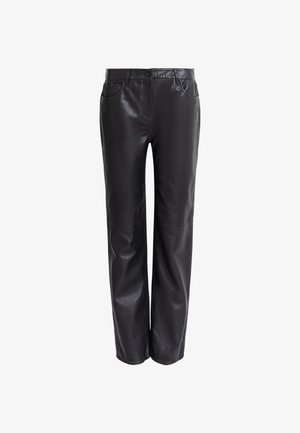 Zwarte leren broek met een rechte snit, voorzien van zijzakken en een gladde, glanzende textuur. Voorzien van een knoop- en ritssluiting.