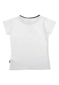 T-shirt blanc à manches courtes avec un col rond, présentant des rayures horizontales subtiles et un col contrastant bleu marine. Petite étiquette de marque sur le côté.