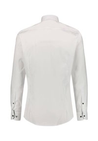 Weißes langärmliges Hemd mit klassischem Kragen, gekurvtem Saum, schwarzen Knöpfen an den Manschetten und einer glatten, einfarbigen Textur.