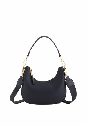 Bolso negro en forma de media luna con asa corta, correa larga desmontable y cremallera y broches dorados.