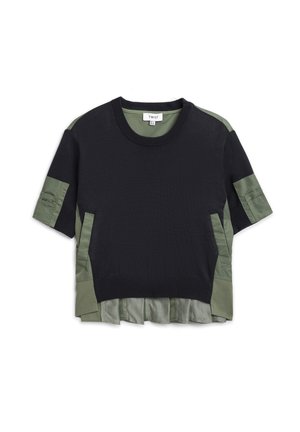 Top negro de manga corta con detalles en verde oliva en las mangas, los laterales y el dobladillo, con escote redondo y un detalle de tela en capas en la parte inferior.