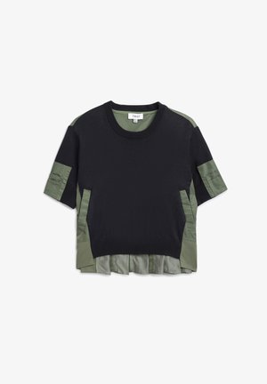Zwart topje met korte mouwen met olijfgroene accenten op de mouwen, zijkanten en zoom, voorzien van een ronde halslijn en een gelaagde stofdetails aan de onderkant.