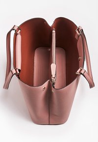 Rosa läderväska med slät yta, utrustad med dubbla handtag, ett centralt blixtlåsfack och ett rymligt inre.