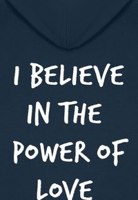 Sweat à capuche bleu marine avec une texture douce, arborant un texte audacieux en blanc disant « JE CROIS EN LE POUVOIR DE L'AMOUR » en police style coup de pinceau.