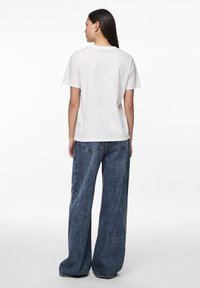 Pieces PCMOLLY O NECK TEE - Apdrukāts T-krekls - bright white/begonia pink