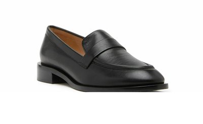 Juodi odiniai loafersai su lygiu paviršiumi, apvali nosimi ir mažu sukonstruotu kulnu. Yra siuvinėtas priekis ir elegantiška siluetas.