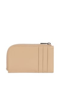 Portafoglio in pelle beige con chiusura a zip, dotato di tre slot per carte su un lato e texture liscia. Bordo rifinito, forma rettangolare compatta.