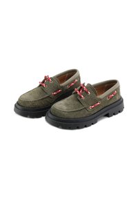 Zapatos de ante verde oliva con una suela negra y robusta. Presentan cordones rojos y un diseño de corte bajo. Superficie texturizada y costuras decorativas.
