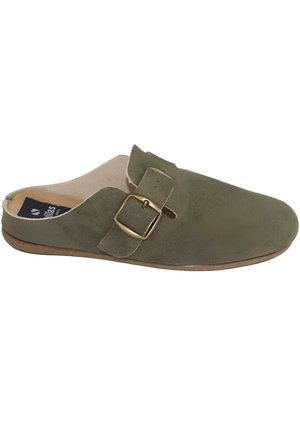 Zueco de ante verde oliva con una correa con hebilla de latón y suela marrón clara, diseñado para uso casual.