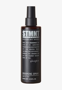Svart cylindrisk grooming sprayflaska med matt yta, vit text och svart spraymunstycke. Kapacitet på 200 ml (6,76 fl. oz.).