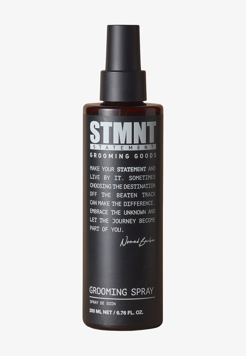Svart cylindrisk grooming sprayflaska med matt yta, vit text och svart spraymunstycke. Kapacitet på 200 ml (6,76 fl. oz.).