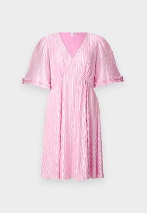 Vestido rosa com decote em V, mangas curtas bufantes e cintura império plissada. Tecido texturizado apresenta padrões ondulados e uma bainha com volantes.