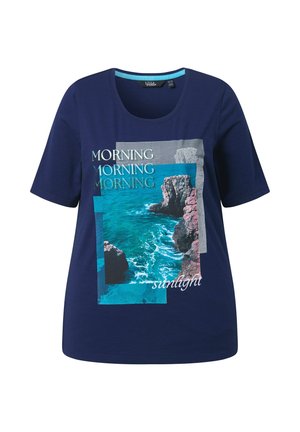 T-shirt blu navy con stampa di costa rocciosa e oceano, testo stratificato "MORNING MORNING MORNING" e "sunlight" sul davanti.