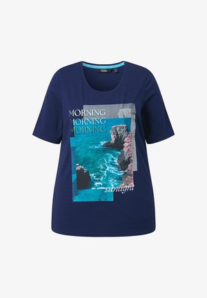 T-shirt blu navy con stampa di costa rocciosa e oceano, testo stratificato "MORNING MORNING MORNING" e "sunlight" sul davanti.