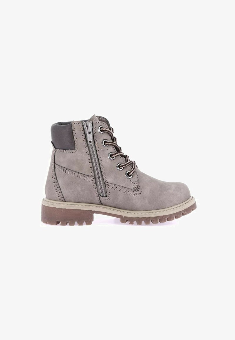 Stivaletto alla caviglia in suede grigio con punta rotonda, lacci davanti, zip laterale e suola in gomma. Presenta un tacco scuro a contrasto.