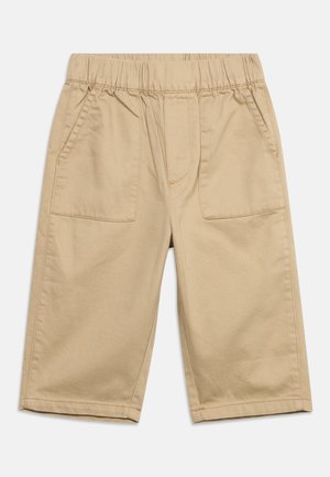 Pantaloni scurți bej până la genunchi, cu talie elastică și buzunare aplicate în față, confecționați dintr-un material neted de bumbac.
