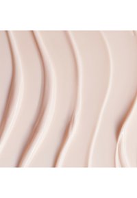 Texture crémeuse rose clair avec des lignes ondulées, finition lisse et éclat brillant, affichant des motifs doux et fluides sur la surface.