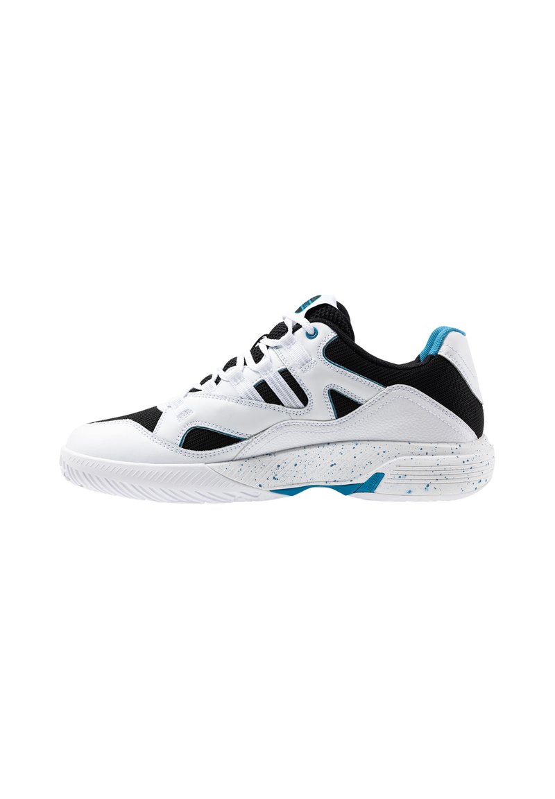 Chaussure de sport avec un empiècement en cuir blanc, des accents en maille noire, des touches de bleu et une semelle extérieure blanche mouchetée. Design léger.