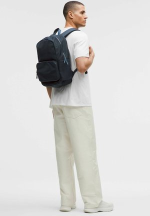 lululemon, EVERYWHERE BACKPACK 22L CAMPUS  MEN'S BAGS,PURSES,WALLETS UNISEX - Tagesrucksack - true navy sheer oak-070711