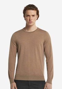 Brun långärmad tröja med rund halsringning och ribbade mudd, med en mjuk textur, figurnära design och minimala sömdetaljer.