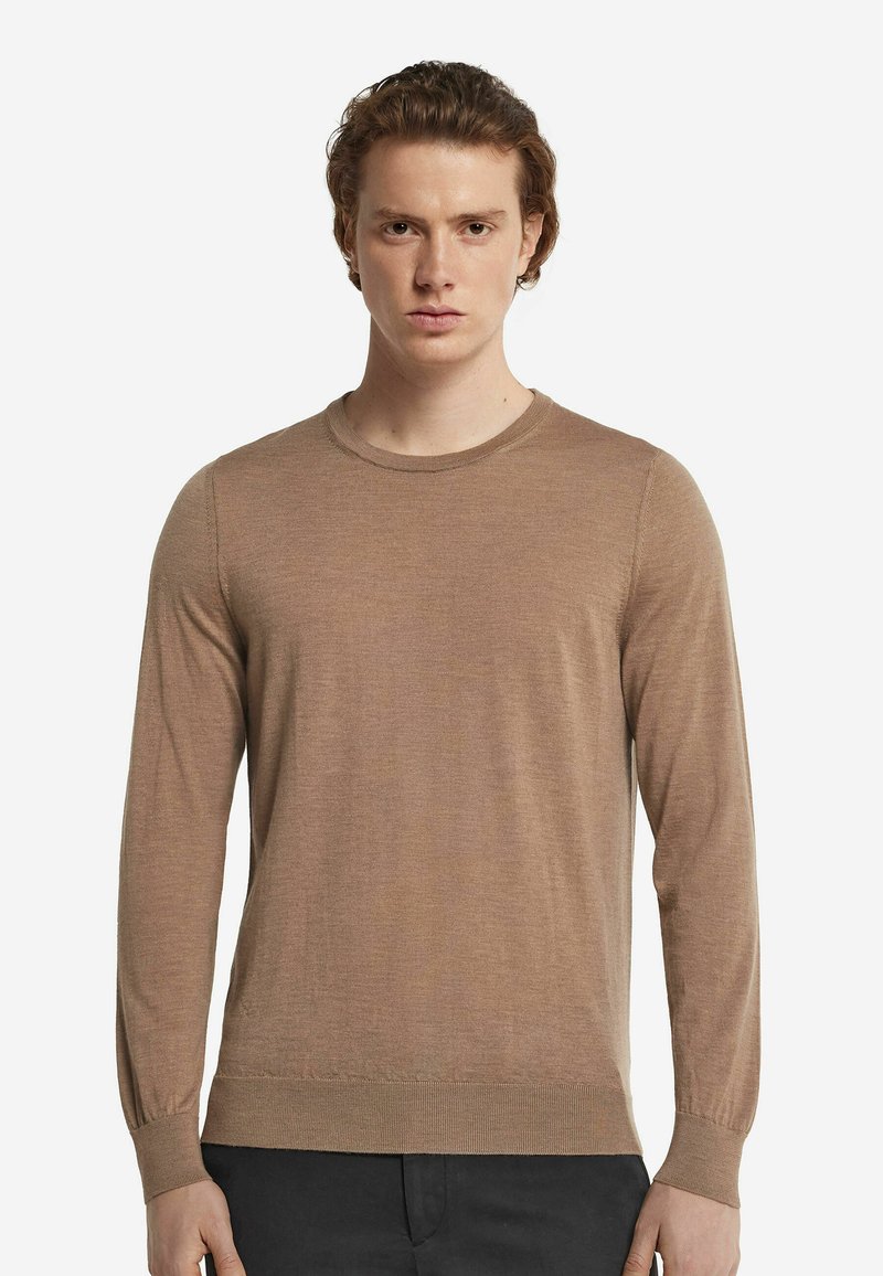 Brun långärmad tröja med rund halsringning och ribbade mudd, med en mjuk textur, figurnära design och minimala sömdetaljer.