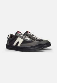 Sneakers grigi e neri con tomaia in pelle e rete. Presentano una striscia laterale bianca, lacci tondi e suola in gomma. Logo del marchio sulla linguetta.