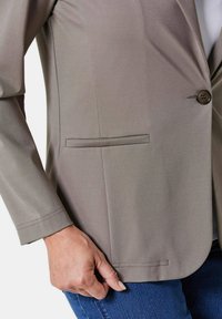 GOLDNER LEICHTER MIT HÖCHSTER BEWEGUNGSFREIHEIT - Blazer - taupe
