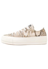 Sneaker bassa con suola in gomma bianca e tomaia in tessuto beige a motivo rettile, lacci bianchi e etichetta del marchio sulla linguetta.