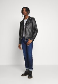 Wrangler TEXAS - Calças de ganga de perna direita - comfort zone