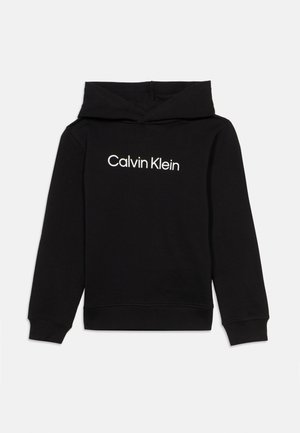 Čierna mikina s kapucňou s bielym logom "Calvin Klein" uprostred na hrudi, s dlhými rukávmi a sklopenou kapucňou.