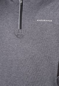 Dunkelgrauer Quarter-Zip-Pullover aus einem glatten Stoff. Verfügt über einen horizontalen Reißverschluss und das "ENDURANCE"-Logo oben links.