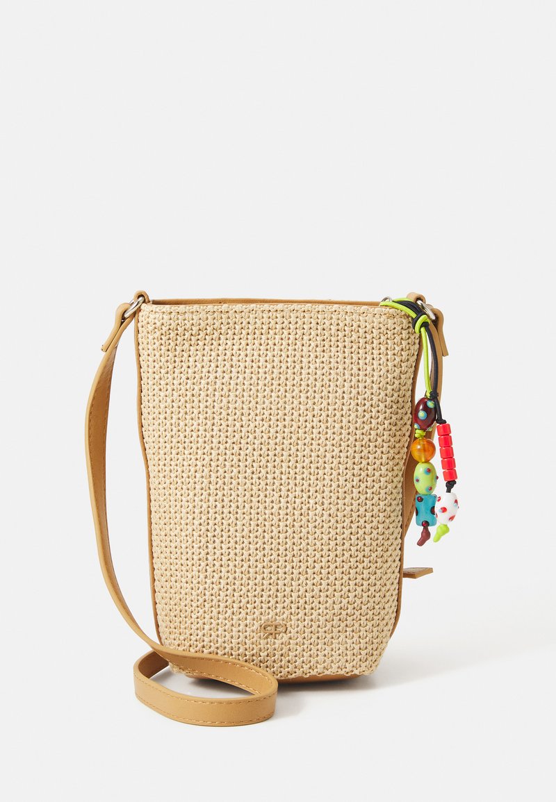 Woven straw crossbody taška v přírodní barvě s hnědým umělým koženým lemováním; zdobená barevnými korálkovými ozdobami.