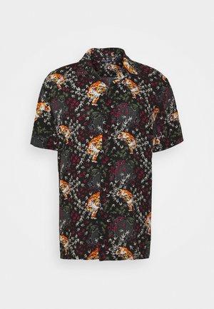 Camicia nera a maniche corte con bottoni con motivo di tigre e fiori arancioni e bianchi, inclusi foglie di bambù e disegni geometrici circolari.