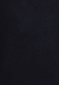 Pull en maille bleu marine à col en V, fabriqué en tissu lisse et tricoté, avec un col texturé. Présente une coupe ajustée sans logos ni motifs visibles.