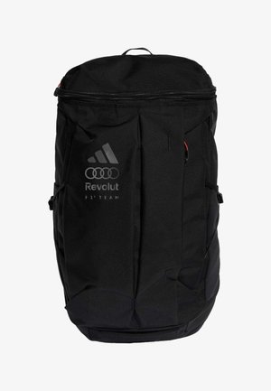 Schwarzer Rucksack mit Adidas-, Audi-Ringen- und Revolut F1 Team-Logos auf der Vorderseite, ausgestattet mit einem oberen Reißverschluss und Seitentaschen.