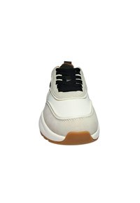 Scarpa da ginnastica con tomaia in camoscio color crema e dettagli bianchi, caratterizzata da lacci neri, suola imbottita e suola esterna in gomma marrone.