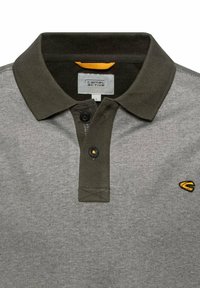 Graues Poloshirt mit einem dunkelgrünen Kragen, ausgestattet mit zwei Knöpfen und einem kleinen gelben Logo auf der Brust. Hergestellt aus strukturiertem Stoff.