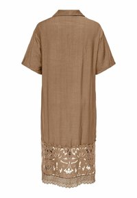 Hnedé krátke šaty s golierovým výstrihom a zložitým kvetinovým čipkovaným lemom na spodnej časti.