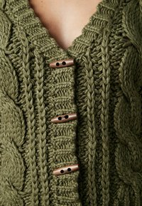 Next CHUNKY BUTTON FRONT CABLE - REGULAR FIT - Kardigan - green khaki