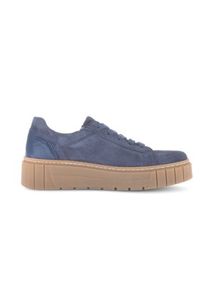 Nette lage sneaker van marineblauw suède met dikke beige rubberen zool, vetersluiting aan de voorkant en gestikte details langs de zijkanten.