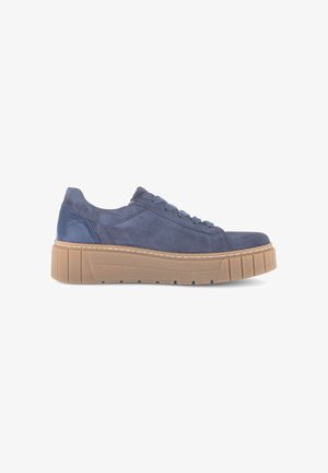 Nette lage sneaker van marineblauw suède met dikke beige rubberen zool, vetersluiting aan de voorkant en gestikte details langs de zijkanten.