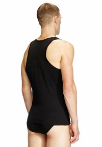 Czarny bawełniany top na ramiączkach z okrągłym dekoltem i szerokimi pachami, zaprojektowany na dopasowany krój, charakteryzujący się gładką fakturą i brakiem widocznych nadruków.