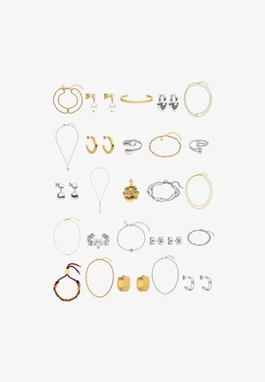 Vielfältige Schmuckkollektion aus Gold- und Silbermaterialien, einschließlich Ohrringen, Halsketten, Armbändern und Ringen mit verschiedenen Designs und Texturen.