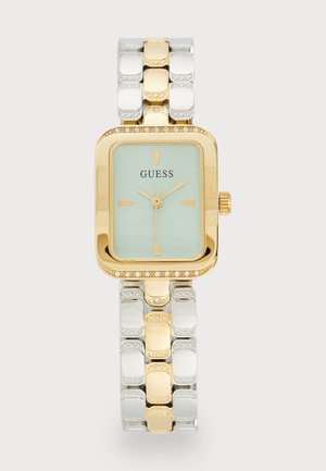 Twee-kleurige goud- en zilveren Guess-horloge met rechthoekige kast, lichtblauwe wijzerplaat, gouden markers, wijzers en kristalaccenten op de lunette en het horlogebandje.