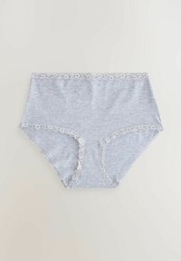 Grå bomulds-trusse med blondekant langs taljen og benåbningerne. Har en glat tekstur og klassisk høj talje-design.