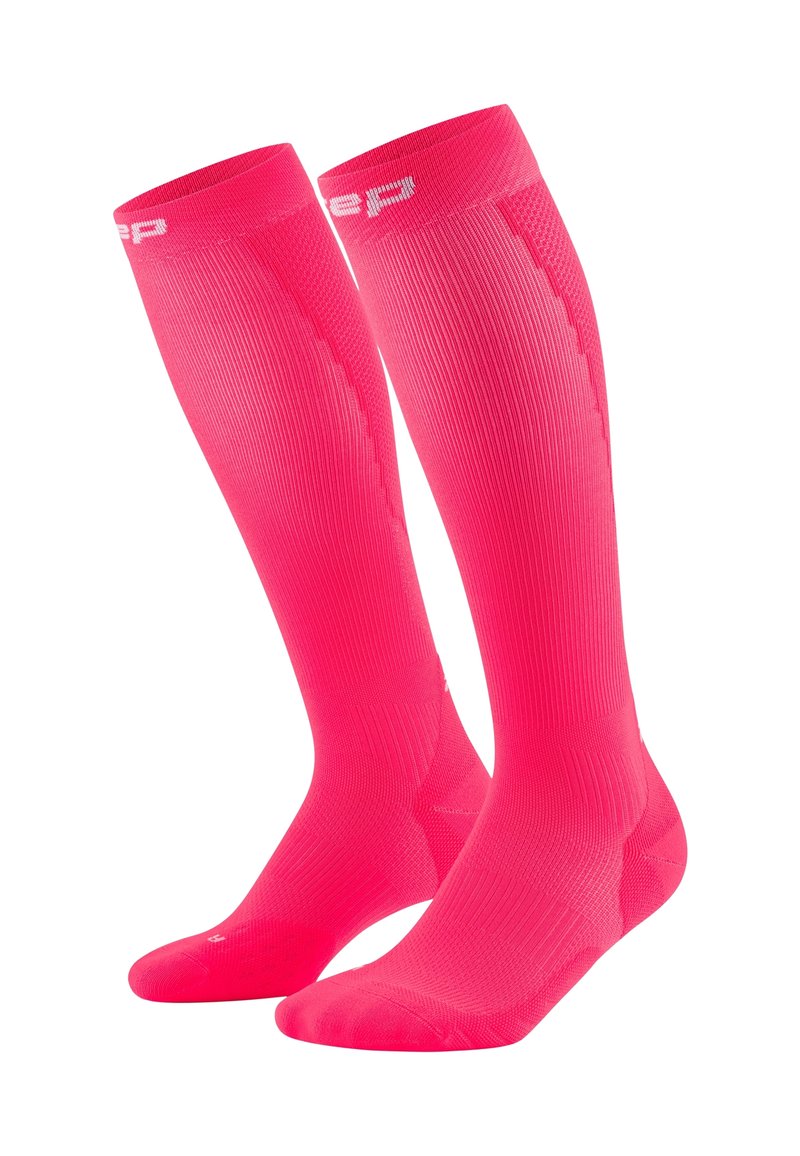 Knielange Socken in leuchtendem Pink, mit geripptem Textil, glattem Fußbett und verstärktem Zehenbereich. Die Markenkennzeichnung ist oben sichtbar.
