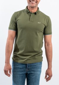 Polo shirt verde oliva in cotone, con colletto, due bottoni e dettagli a contrasto blu e beige sulle maniche e sul collo.