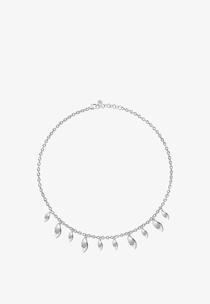 Collana d'argento con design a catena, caratterizzata da sette accenti a forma di foglia di diverse dimensioni pendenti dal centro.
