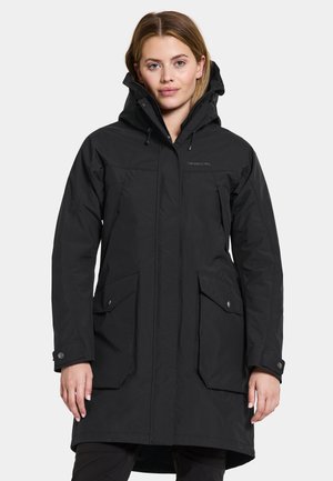 Schwarze wasserdichte Parkajacke mit Kapuze, Reißverschluss vorne und zwei seitlichen Taschen. Glatte Textur mit geradem Schnitt und verstellbaren Bündchen.