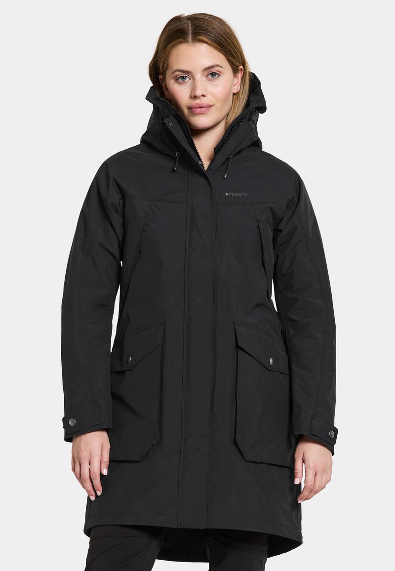 Parka nera impermeabile con cappuccio, zip frontale e due tasche laterali. Tessuto liscio con taglio dritto e polsini regolabili.